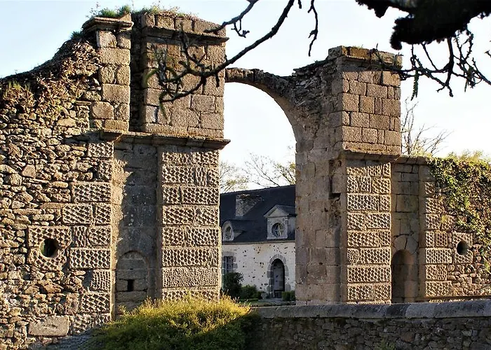 Chateau De La Chasse-Guerre